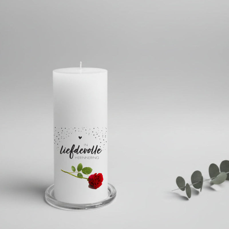 White memory candle with a red rose and afrikaans text on a gray background