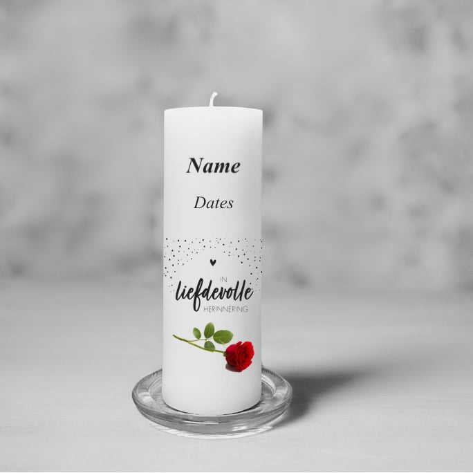 White memory candle with Afrikaans text and a red rose on a gray background