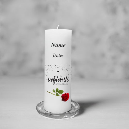 White memory candle with Afrikaans text and a red rose on a gray background