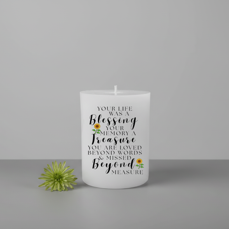 White memory candle with a message on a grey background