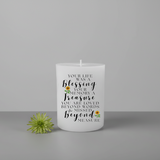 White memory candle with a message on a grey background